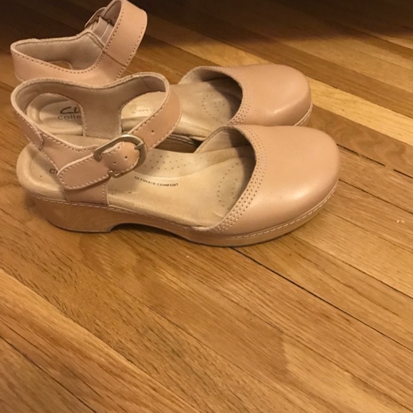 Clarks Tan Wedges - Picture 2 of 8